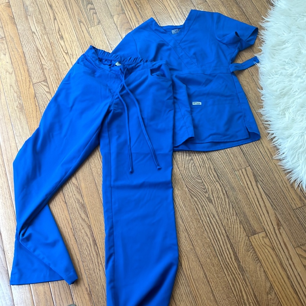 Worn twice! Grey’s Anatomy small royal scrubs